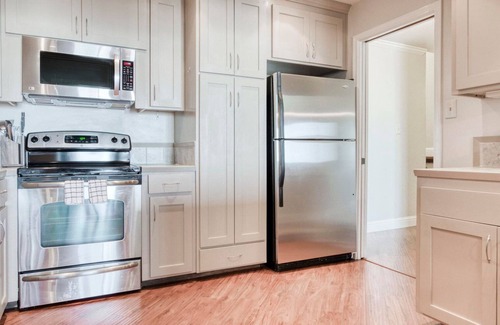 San Francisco Apartment | Clean Twin Peaks 2BR w/Patio, nr Groceries & Coffee, by Blueground