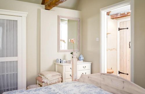Condicote House | Clematis cottage