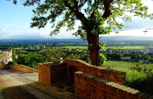 Spello Apartment | Cleopatra - Hilltop Medieval Escape with Panoramic View