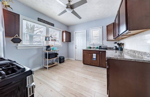 East Cleveland House | Cleveland Heights Hideaway 3 BR 1Bath w Smart TVs and King Bed