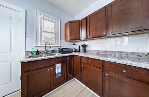 East Cleveland House | Cleveland Heights Hideaway 3 BR 1Bath w Smart TVs and King Bed