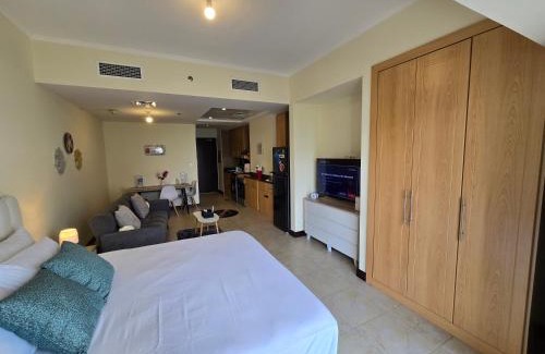 Jumeirah Lake Towers Apartment | Click Stay - JLT - Entire Studio & Balcony Lakes view Apartment -NA