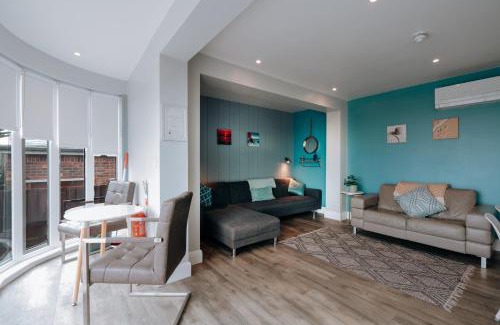 Gorleston-on-Sea House | Cliff Cottage - Luxurious Seaview Retreat