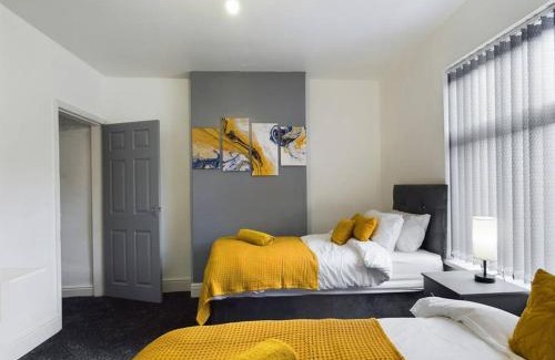 Burslem House | Cliff House By RMR Accommodations - NEW - Sleeps 8 - Modern - Parking
