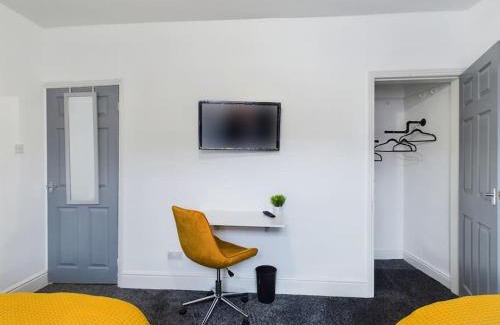 Burslem House | Cliff House By RMR Accommodations - NEW - Sleeps 8 - Modern - Parking