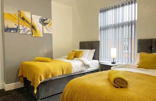 Burslem House | Cliff House By RMR Accommodations - NEW - Sleeps 8 - Modern - Parking