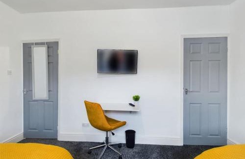Burslem House | Cliff House By RMR Accommodations - NEW - Sleeps 8 - Modern - Parking