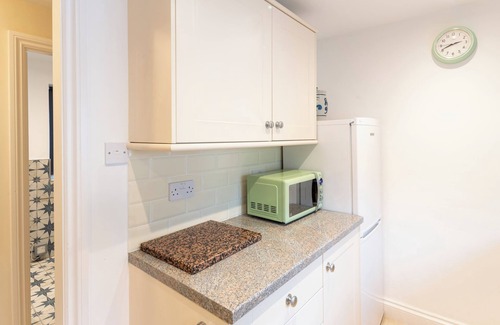 Lyme Regis Cottage | Cliff View Cottage looking out to sea with garden