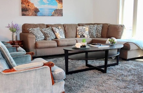 Prince Edward House | Cliffhouse On The Bay - Waterview Getaway