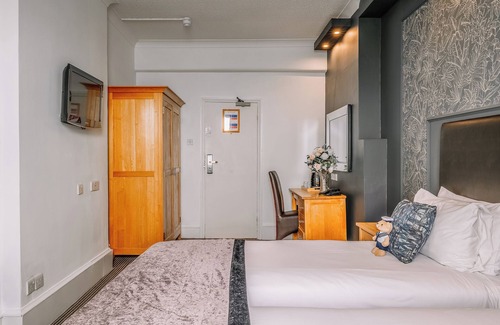 Westcliff-on-Sea Hotel | Clifftop Stay with Stunning Views | Near Beach & Fun Parks