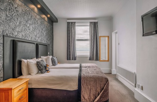 Westcliff-on-Sea Hotel | Clifftop Stay with Stunning Views | Near Beach & Fun Parks