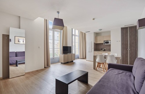Gares Condo | Climatisation ! Suite Équipée au Centre-ville