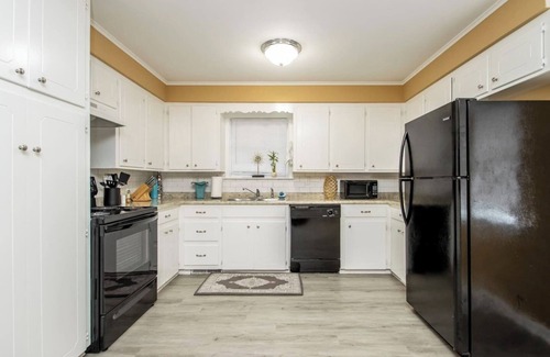 Little Rock House | Clint's Flat A- Perfectly Equipped For Long Stays