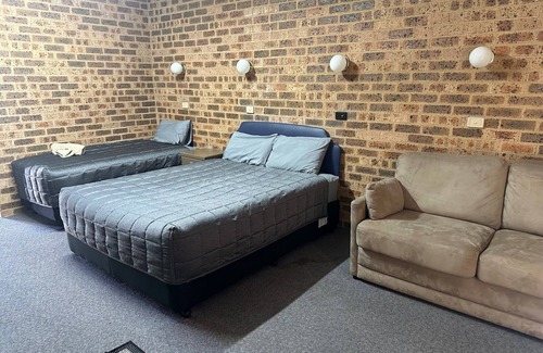 Coonabarabran Hotel | Clock Tower Motor Inn