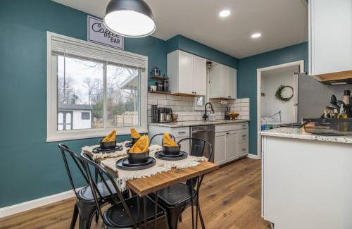 Cleveland House | Close to airport* Pets*Fenced yard*A/C & Fast WIFI