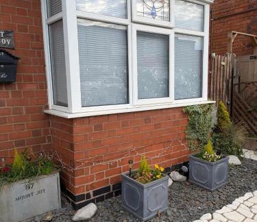 Leicester Apartment | Close to City Center Bungalow walking distance to The Highcross, Abbey Park & Leicester City Long & Short Stays entire apartment with off road parking LE4