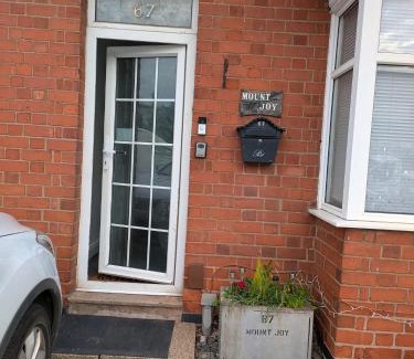 Leicester Apartment | Close to City Center Bungalow walking distance to The Highcross, Abbey Park & Leicester City Long & Short Stays entire apartment with off road parking LE4