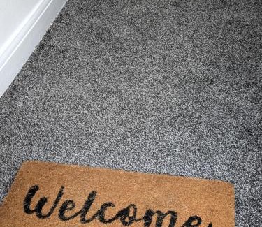 Leicester Apartment | Close to City Center Bungalow walking distance to The Highcross, Abbey Park & Leicester City Long & Short Stays entire apartment with off road parking LE4