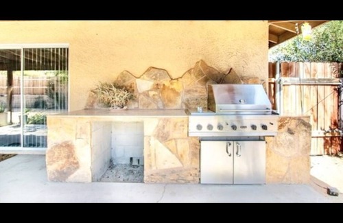 Joshua Tree House | Close to Downtown Joshua Tree and entrance to JT National Park!