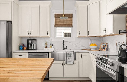 Maxwell House | Close to Downtown Nashville | Walk to Food, Bars | Single Level Home | King Beds