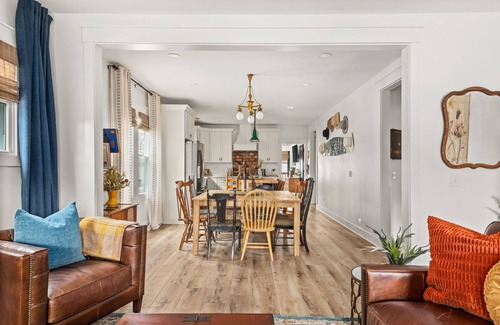 Maxwell House | Close to Downtown Nashville | Walk to Food, Bars | Single Level Home | King Beds