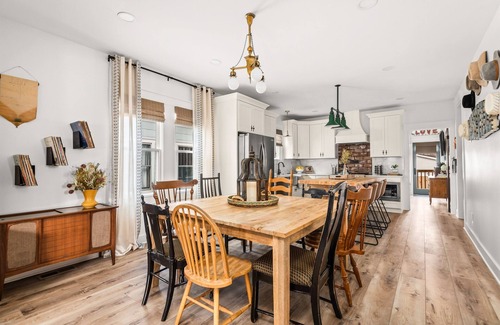 Maxwell House | Close to Downtown Nashville | Walk to Food, Bars | Single Level Home | King Beds