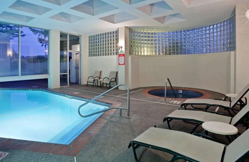 Lake Forest House | Close to Downtown Portland, Lake Oswego & 1-5 Corridor! Onsite Parking, Pool!