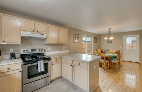 Vancouver House | Close to downtown, with garage, fenced backyard