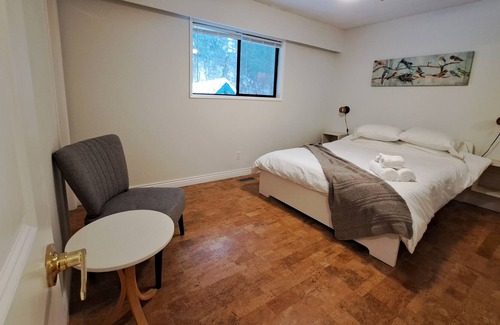 North Saanich House | Close to ferries and airport!