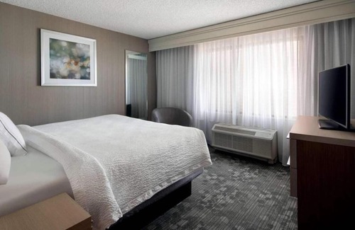 Tempe Hotel | Close to Gammage Lawn and Historic Palm Walk! Pets are Allowed, Swimming Pool!