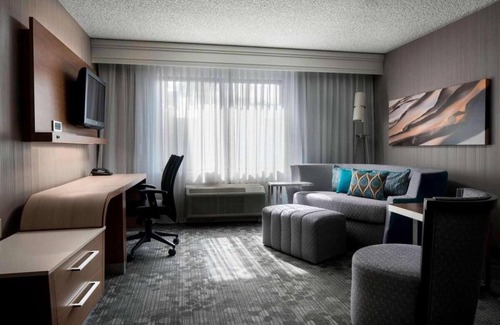 Tempe Hotel | Close to Gammage Lawn and Historic Palm Walk! Pets are Allowed, Swimming Pool!