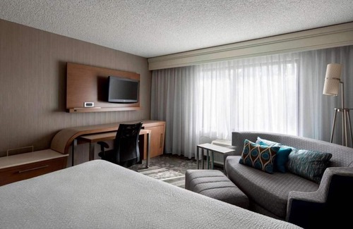Tempe Hotel | Close to Gammage Lawn and Historic Palm Walk! Pets are Allowed, Swimming Pool!