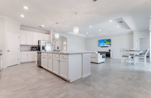 Rural Estates House | Close to Grocery - 30 minutes to Beach- Salt Pool/Hot Tub !