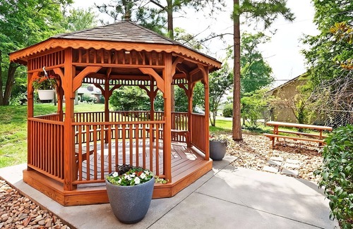 Ashley Oaks Hotel | Close to ICEARIUM! Pets are Welcome! FREE Parking, Gazebo, BBQ Facility Onsite!