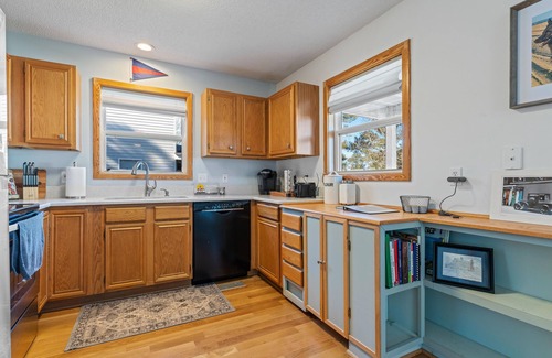 Manteo House | Close to Manteo Waterfront + 3 bedrooms + 2 baths + Outdoor Shower