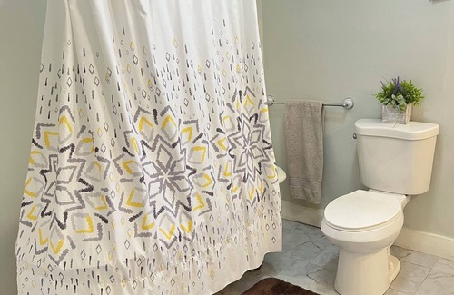 Atchison House | Close to MGP, 3br 1.5 bath King, Queen, 2 twins