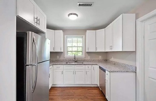 Shannon Park House | Close to NoDa, Plaza Midwood; 5 Miles to dwntwn; Monthly, Digital Nomads welcome