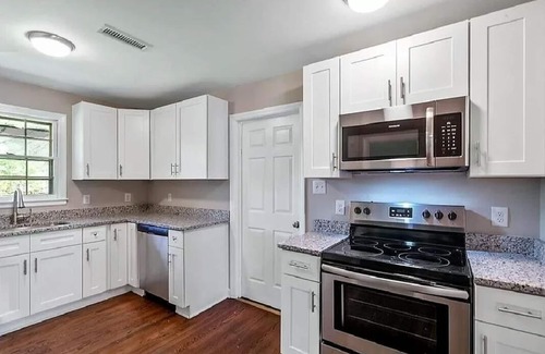 Shannon Park House | Close to NoDa, Plaza Midwood; 5 Miles to dwntwn; Monthly, Digital Nomads welcome