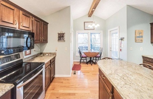 Eddyville House | Close to Prizer Point Marina! Barkley Bliss Lakehouse close to water and woodsy!