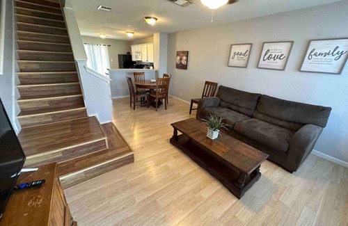 Heritage House | Close to Sea World & Lackland