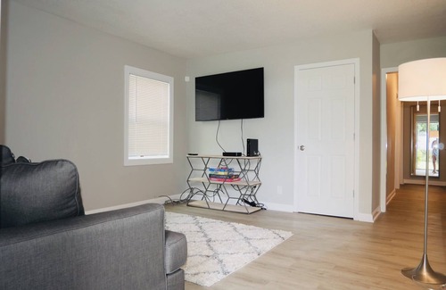 Country Club Estates House | Close to shopping center minutes away from downtown Brunswick as well as beaches