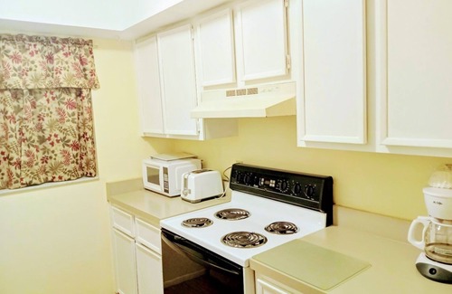 Gulf Gate Estates Condo | Close to Siesta Key. Screened Large Patio. 2 King beds. Sarasota 2Br Condo. WiFi