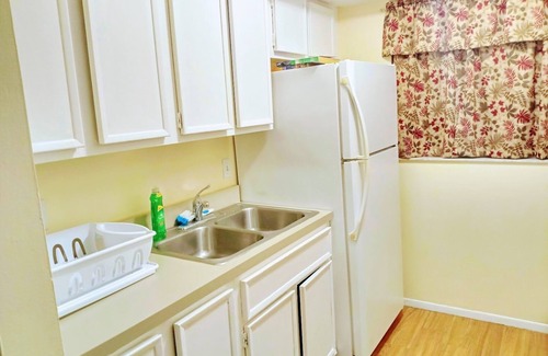 Gulf Gate Estates Condo | Close to Siesta Key. Screened Large Patio. 2 King beds. Sarasota 2Br Condo. WiFi