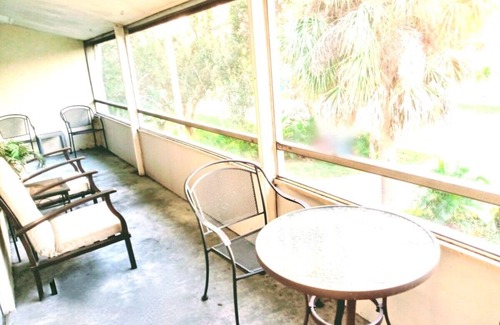 Gulf Gate Estates Condo | Close to Siesta Key. Screened Large Patio. 2 King beds. Sarasota 2Br Condo. WiFi