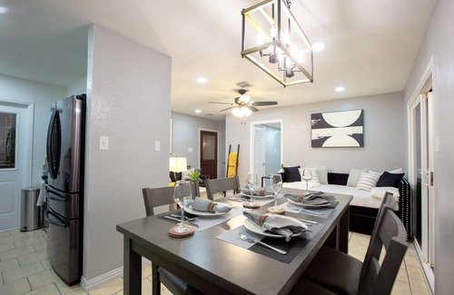 Northside House | close to the downtown hangout garage and patio 50 minutes from nasa space center