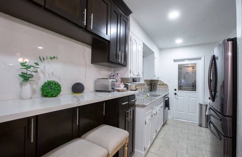 Northside House | close to the downtown hangout garage and patio 50 minutes from nasa space center