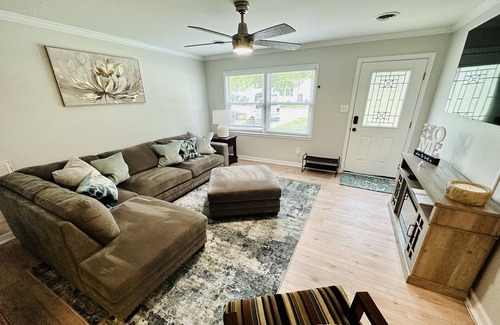 Central Newport News House | Close to the Mall, Restaurants, shops, interstate, Local Airport, parks, ETC