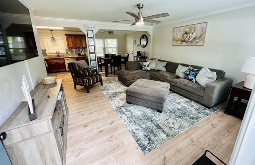 Central Newport News House | Close to the Mall, Restaurants, shops, interstate, Local Airport, parks, ETC