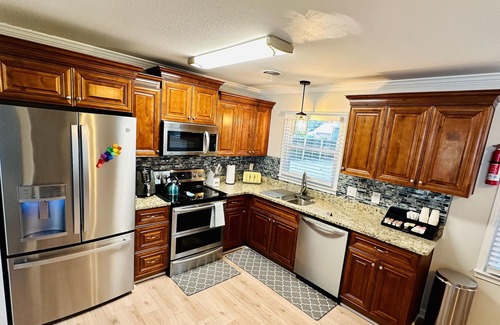 Central Newport News House | Close to the Mall, Restaurants, shops, interstate, Local Airport, parks, ETC