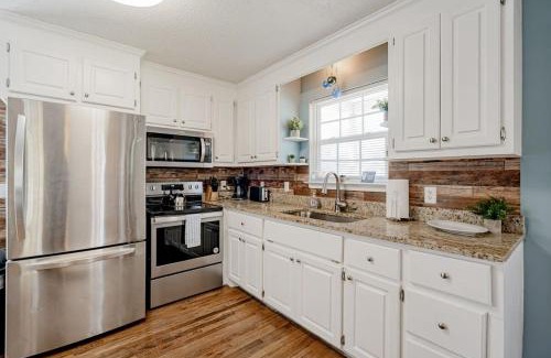 Eau Claire House | Close to USC & Midtown-Downtown - Newly Renovated